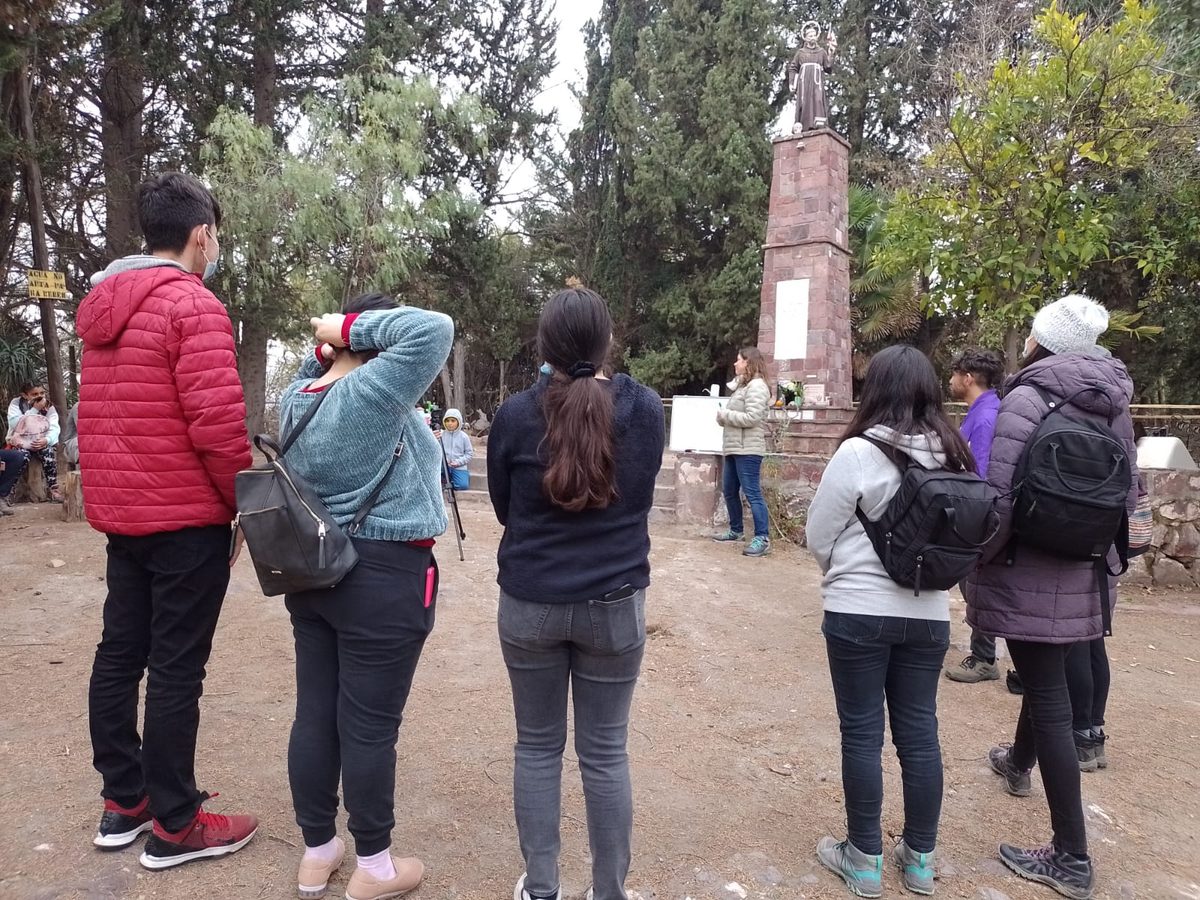 Grupo de docentes recorriendo el cerro