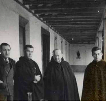 Frailes franciscanos en el convento